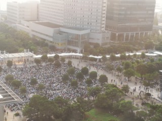 C84 ホテルの窓より